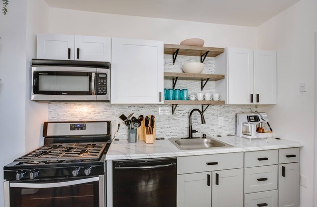 Atlantic City Home ~ 2 Mi to Ocean Casino Resort!