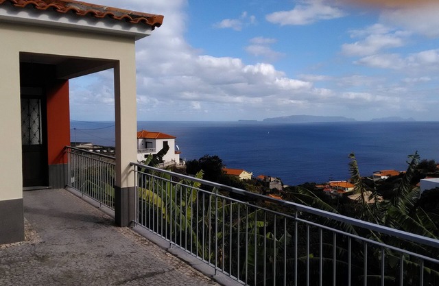 Blick auf den Atlantik mit kostenlosem Auto und Fahrrad.