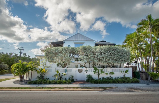 Atlantis House Main Residence-ocean views/private wrap around balcony/parking