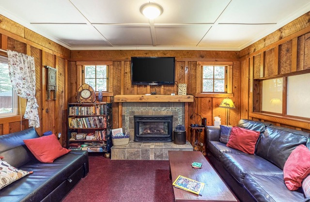 Atmospheric Cabin w/ Fireplace, Lovely Forest Setting & WiFi - Close to the Lake