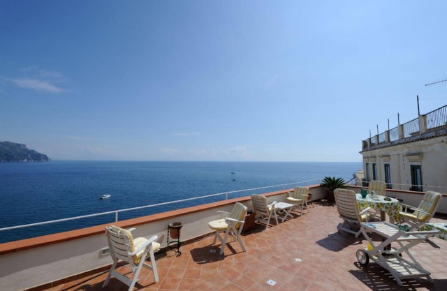 Rotes Haus mit Terrasse und Meerblick und nur 800 m von der Amalfi