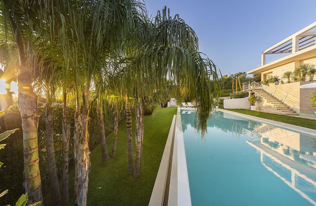 Attaláya mit Schwimmbad und Garten