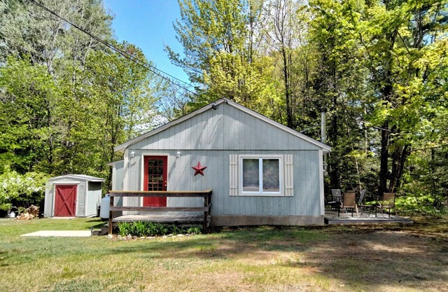 Attention Skiers & Snowboarders! Cozy Getaway w/Wood Burning Stove WIFI Netflix
