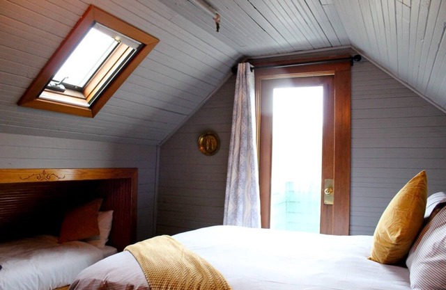 Attic Historic Queen at Shelburne Hotel at Long Beach Peninsula!