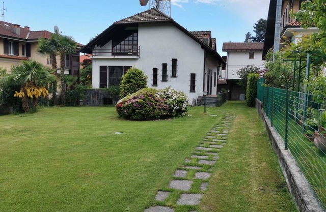 Attic of 1 villa with large garden - 5 min from center.