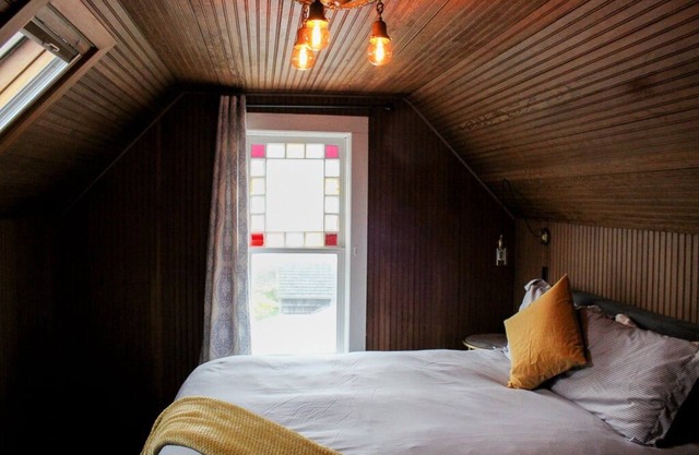 Attic Queen With Clawfoot Tub at Shelburne Hotel, Peaceful Seaview!