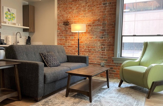 Attractive 1 Bed Travel Apartment Steps Away From The Spokane Opera House