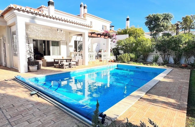 Attractive 3-bedroomed private villa with a pool, AC and Wifi