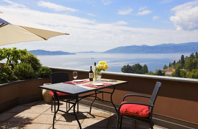 Attraktive 3½-Zimmer-Wohnung mit Terrasse, Balkon, Pool und Traumseesicht