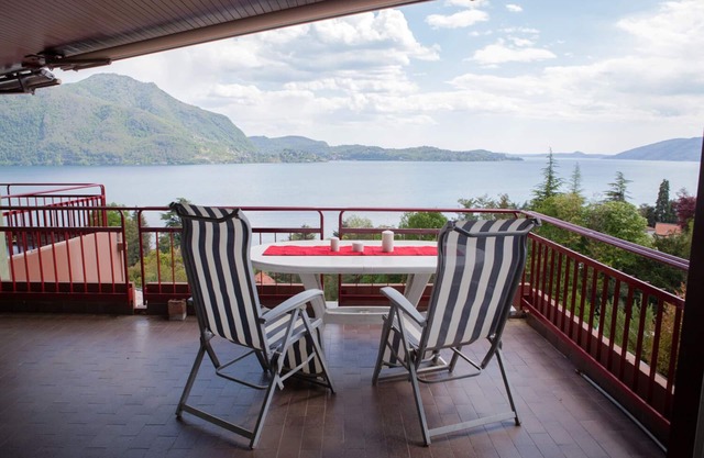 Attraktive 4½-Zimmer-Wohnung mit 3 Balkonen, Pool und Traumseesicht