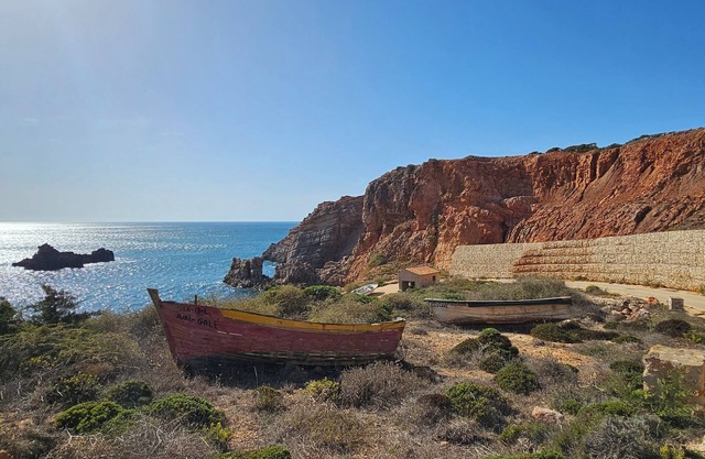 Attractive authentic house with pool in nature reserve close to the sea.