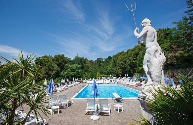 Attraktives Studio mit Balkon, Pool und Traumseesicht