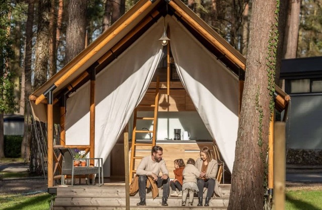 Atractivo Tent Lodge Maastricht a 16 km.