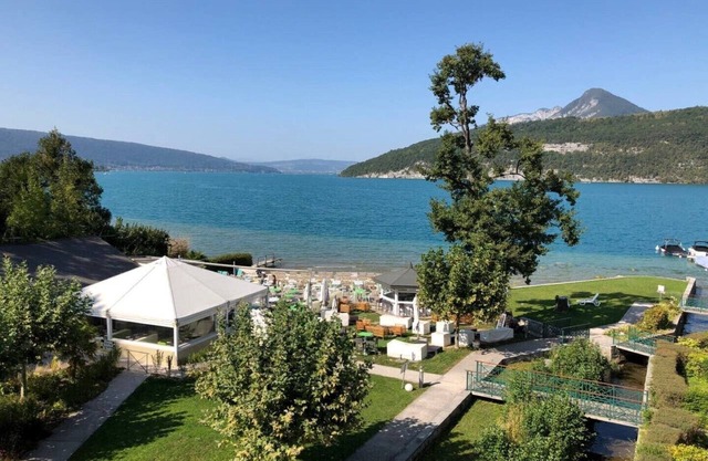 Atypische Unterkunft mit Panoramablick auf den See von Annecy, den Privatstrand und den Ponton