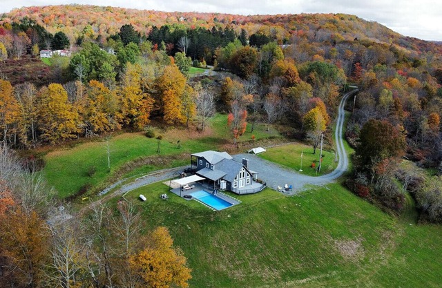 Au Bon Orchard - Catskills Mountain Views/Private Heated Pool and Jacuzzi