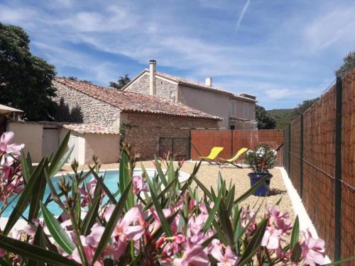 Au pied de la montagne