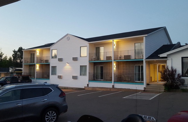 Auberge Shores Inn & Hotel