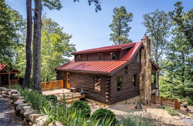 Aubrey's Nest - Secluded Log Cabin with Panoramic Mountain Views & Cozy Vibes