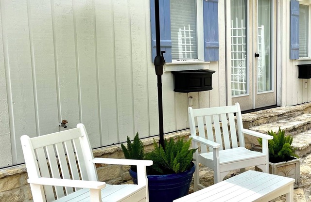 AUDUBON Romantic Cottage on Private Country Estate-40 min. to Waco