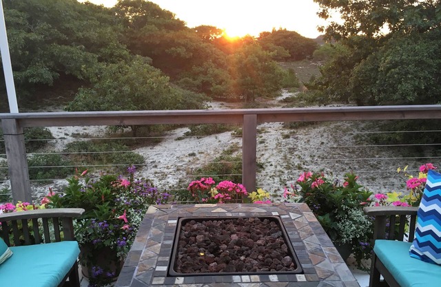 Unparalleled views, saltwater pool, private, 3 min walk to ocean beach