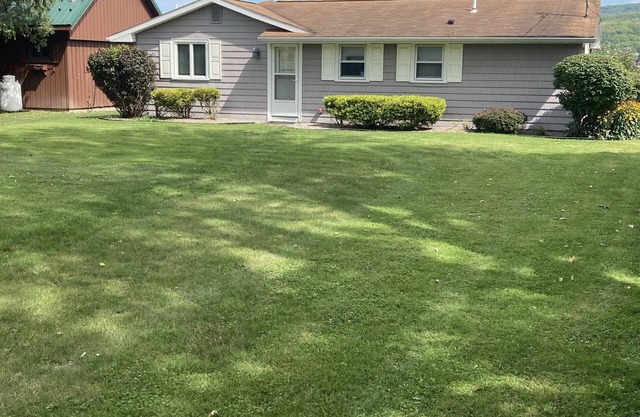 Newly renovated cozy lakefront cottage with AC on very quiet Honeoye Lake.