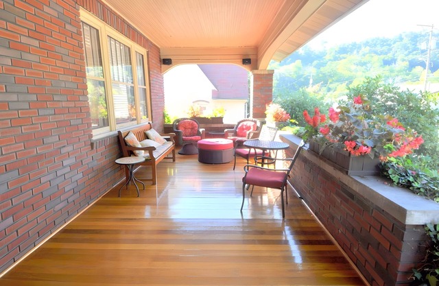 Aunt Beas Bungalow - Right in Town!