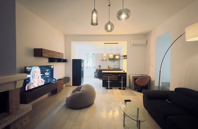 AURELIA HOLIDAY HOME, 13min port, 10min beach, 2min Borgo Corricella