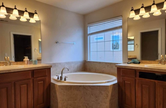 Luxe 4BR Family Friendly Home w. WiFi near DIA