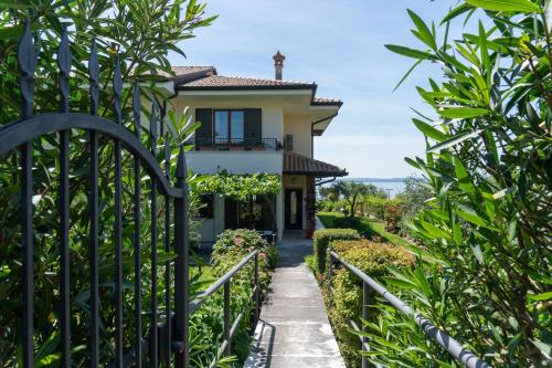 Ausblick Lazise Gardasee - Ferienhaus mit Seeblick, Infinity Pool, Garten und Garage
