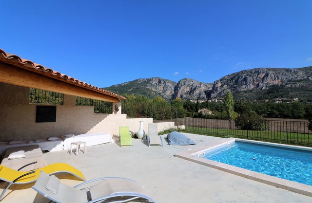 AUTHENTISCHER POOL "MAS DE PIERRE" MIT PANORAMABLICK AUF MOUSTIERS - VERDON