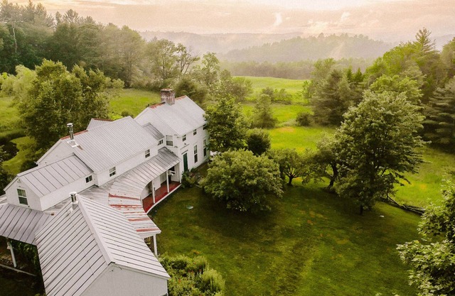 Authentic Award winning Farm house with Hot Tub and Sauna