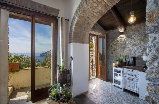Authentic cottage with exposed beams and Vietri majolica