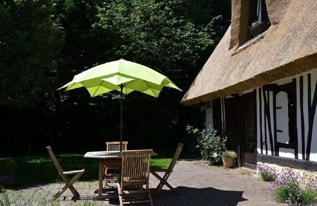 Authentisches strohgedecktes Häuschen auf umzäuntem Garten, Babyausstattung, zwischen Honfleur und Rouen