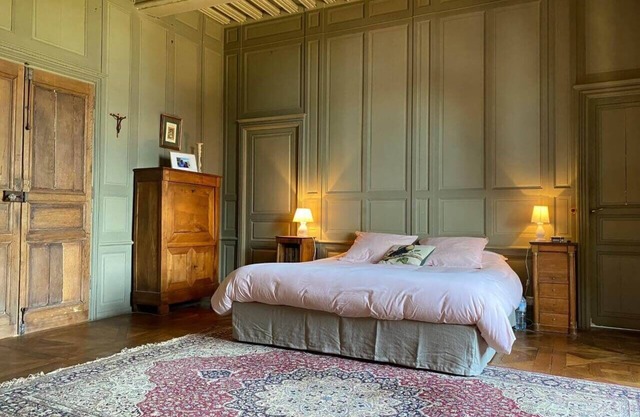 Authentic property, 200km from Paris, 14 people and +.