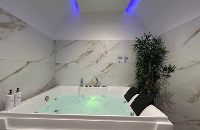 Authentic Local Stay in historic center;Jacuzzi, Full Kitchen & Central Location