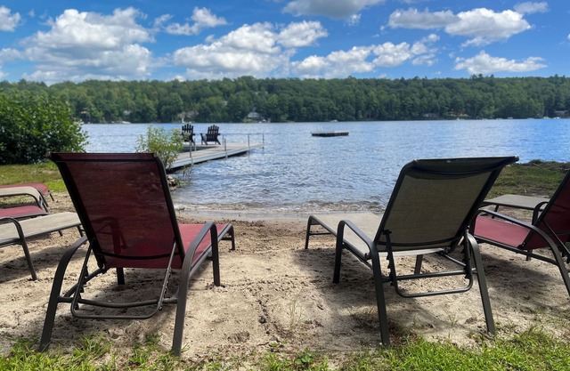Authentische ME 4 BR Blockhütte auf flachem Land, Sandstrand, Little Sebago Waterfront
