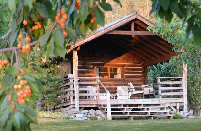 Authentische Montana Log Studio Kabine mit Blick auf Flathead Lake