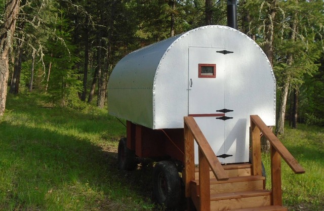 Authentischer Schäferwagen, der in der Nähe von Wildnisgebieten in Kootenai NFS kampiert