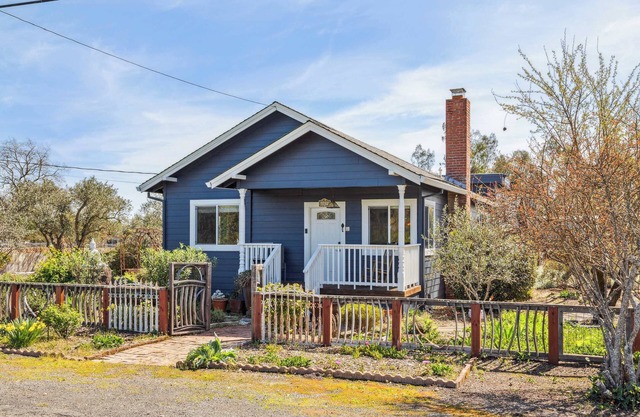 Authentic Sonoma Experience: Home & Lush Gardens