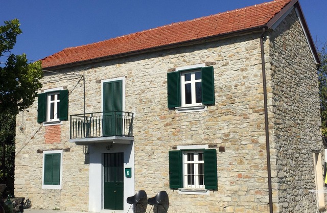 Authentisches Steinhaus im Herzen des Piemont - mit Pool und wilder Aussicht