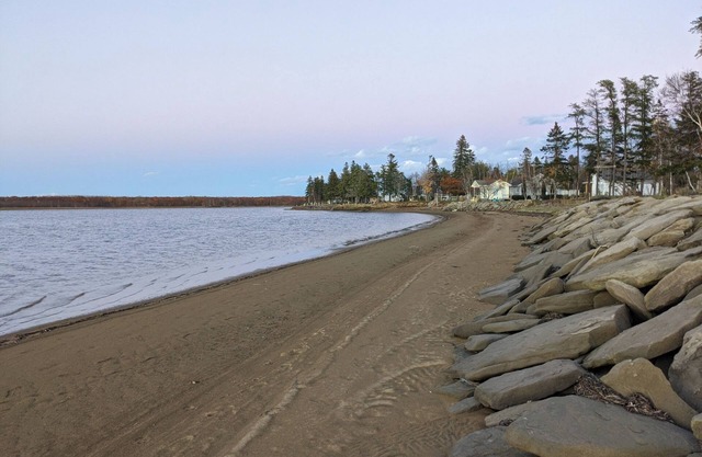 Autumn Beachfront Getaway - Coastal Calm & Comfort