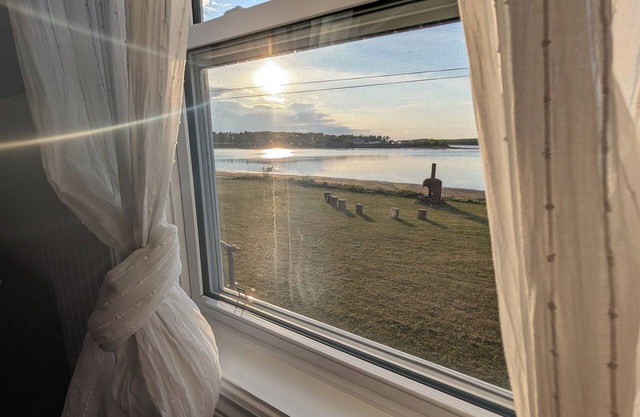 Autumn Beachfront Getaway - Coastal Calm & Comfort