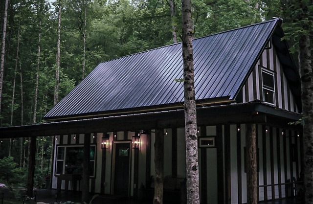 Autumn Escape: Cozy Cabin Retreat in the Woods