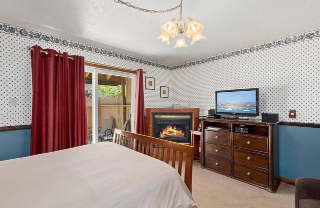 Autumn Room @ Eaglenest Inn w/ Pool & SPA