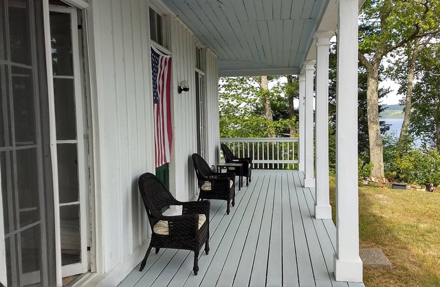 Availability in Early September! Spacious waterfront cottage! 5 Bedrooms!