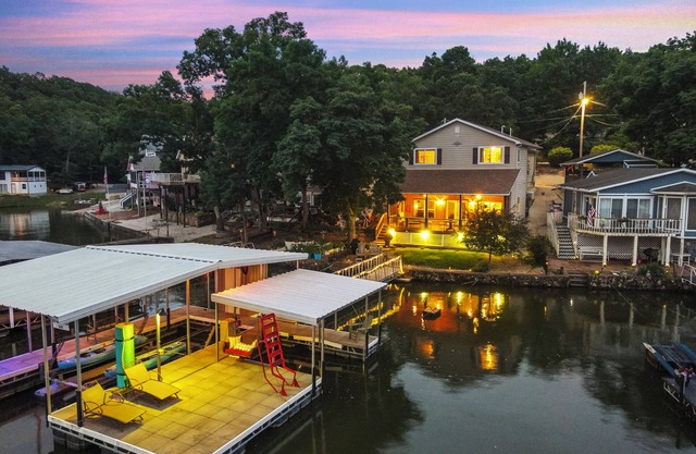 Available Shootout & Labor Day! 6 Beds/Private Dock/Screened Porch/Kayaks