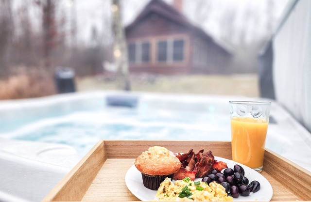 Available this weekend!-Hot Tub, WIFI, King Beds