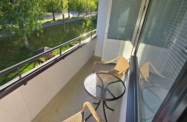 Avara ja moderni huoneisto Heinolassa, jossa on parveke