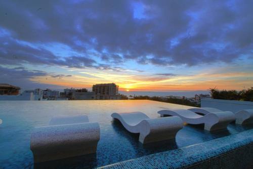 Avida - Stunning Rooftop Pool and Jacuzzi