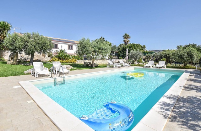 Awaiting you is a cozy vacation apartment on a beautiful estate near Ragusa.